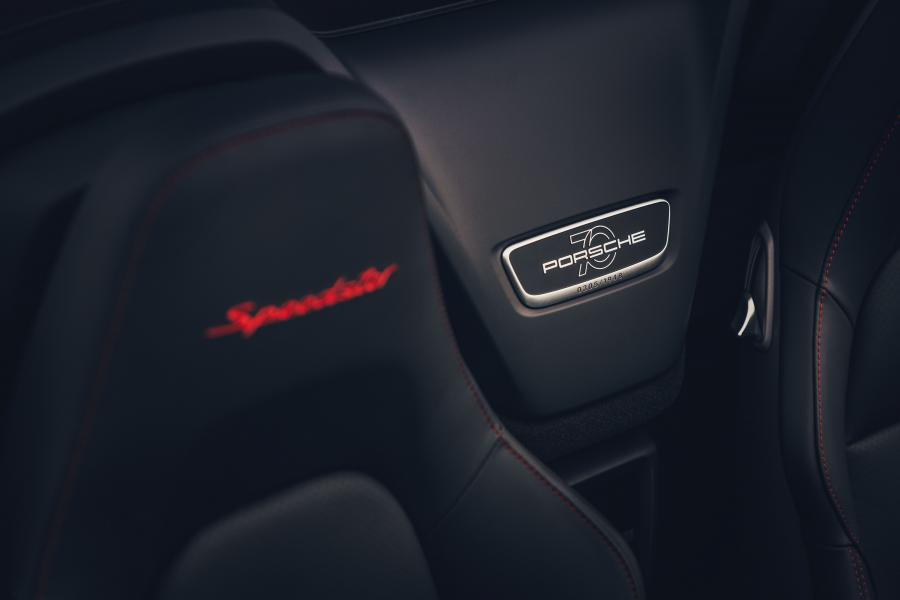 Детали интерьера Porsche 911 Speedster (991) 2019 года  (UK) (фото 10 из 19)